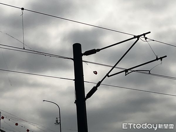 ▲▼台鐵白沙屯到後龍間電車線斷股。（圖／記者李姿慧翻攝）