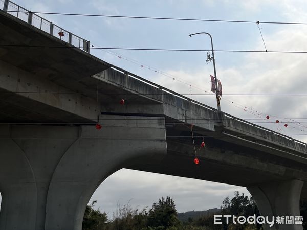 ▲▼台鐵白沙屯到後龍間電車線斷股。（圖／記者李姿慧翻攝）