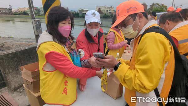 ▲▼             白沙屯媽祖物資補給站。（圖／記者王亞志攝）