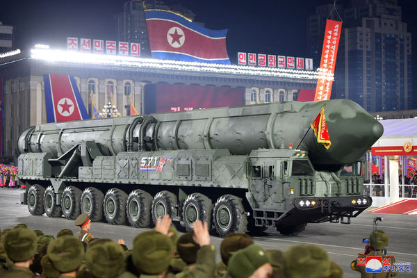 ▲▼北韓搭載新型固態燃料ICBM的發射車上，出現新成立的運用部隊旗幟。（圖／路透）