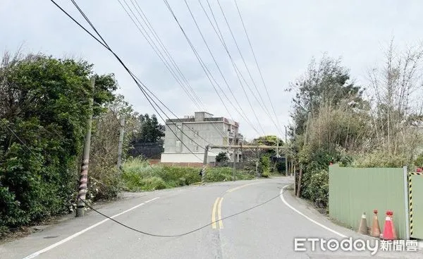 ▲桃園市張姓男子今天清晨駕駛大貨車行經觀音區玉林路一段附近時，疑似未注意車斗高度處斷路旁電線，還導致電線桿攔腰折斷。（圖／記者沈繼昌翻攝）