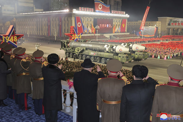 ▲▼北韓2月8日晚間閱兵時公開亮相ICBM火星-17型。（圖／達志影像／美聯社）