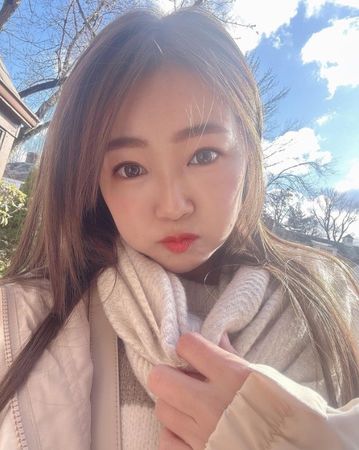 ▲丫頭忙於工作，下班後竟發現穿錯別人的鞋子。（圖／翻攝自Instagram／ava112411）