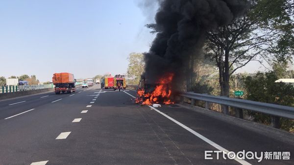 ▲國道3號北上350.3KM處，16日上午驚傳火燒車事件，台南市消防局馬上出動保西分隊、關廟分隊搶救撲滅火勢。（圖／民眾提供，下同）