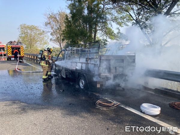 ▲國道3號北上350.3KM處，16日上午驚傳火燒車事件，台南市消防局馬上出動保西分隊、關廟分隊搶救撲滅火勢。（圖／民眾提供，下同）