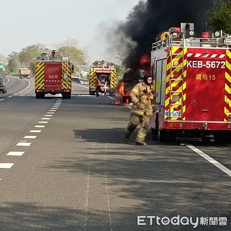 ▲國道3號北上350.3KM處，16日上午驚傳火燒車事件，台南市消防局馬上出動保西分隊、關廟分隊搶救撲滅火勢。（圖／民眾提供，下同）