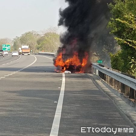 ▲國道3號北上350.3KM處，16日上午驚傳火燒車事件，台南市消防局馬上出動保西分隊、關廟分隊搶救撲滅火勢。（圖／民眾提供，下同）