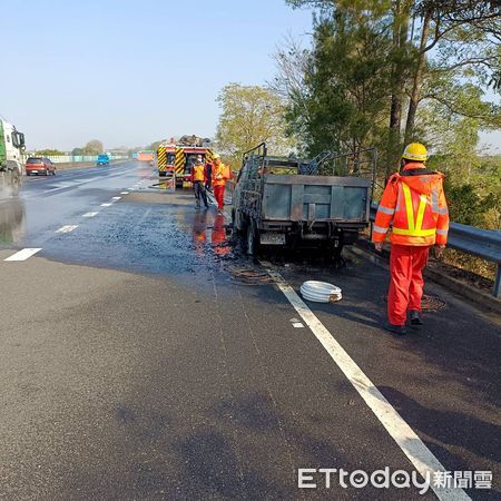 ▲國道3號北上350.3KM處，16日上午驚傳火燒車事件，台南市消防局馬上出動保西分隊、關廟分隊搶救撲滅火勢。（圖／民眾提供，下同）