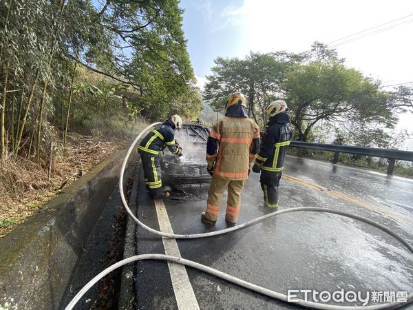 ▲▼阿里山公路發生火燒車意外。（圖／記者翁伊森翻攝）