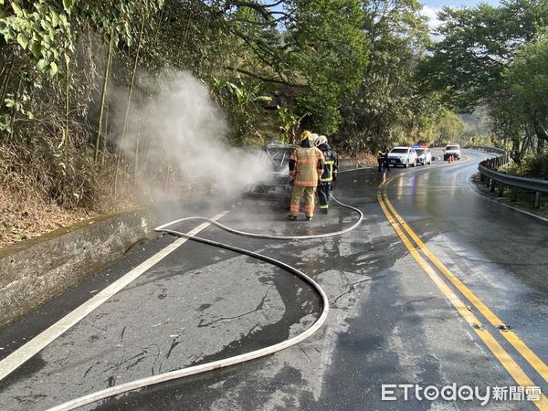 ▲▼阿里山公路發生火燒車意外。（圖／記者翁伊森翻攝）