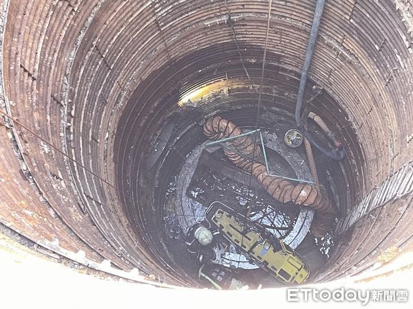 ▲桃園市桃園區國際路二段、文中路口處一處施工中立坑，今天上午一名騎士疑似誤闖摔落14米深坑洞內。（圖／記者沈繼昌翻攝）