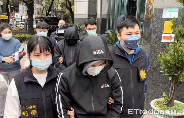 ▲▼警方將涉嫌竊盜的2名男子移送地檢署偵辦。（圖／記者邱中岳翻攝）