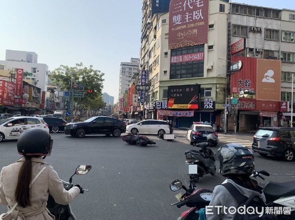 ▲▼禮讓救護車 。（圖／記者許宥孺翻攝）