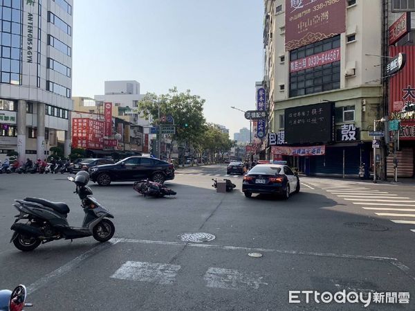 ▲▼禮讓救護車 。（圖／記者許宥孺翻攝）