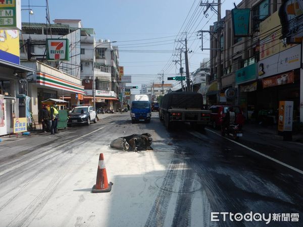 ▲▼台中貨車追撞機車，機車起火燒成廢鐵，騎士手腳擦傷。（圖／民眾提供，下同）