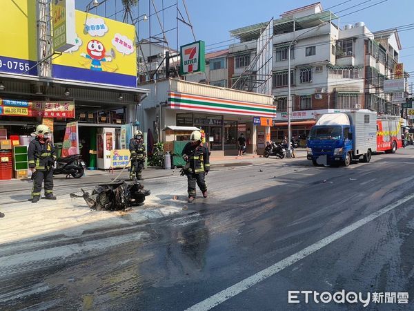 ▲▼台中貨車追撞機車，機車起火燒成廢鐵，騎士手腳擦傷。（圖／民眾提供，下同）