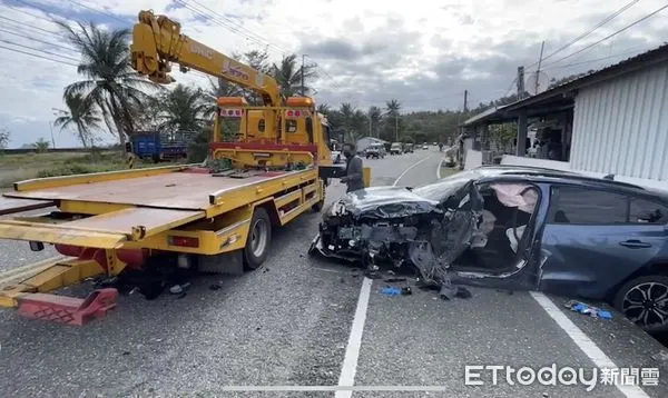 ▲▼台11線卑南鄉富山路段轎車對撞遊覽車。（圖／記者楊漢聲翻攝）