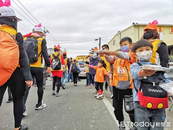 ▲▼             「粉紅超跑」白沙屯媽祖遶境，15萬名香燈腳共襄盛舉。（圖／記者黃彥傑攝）