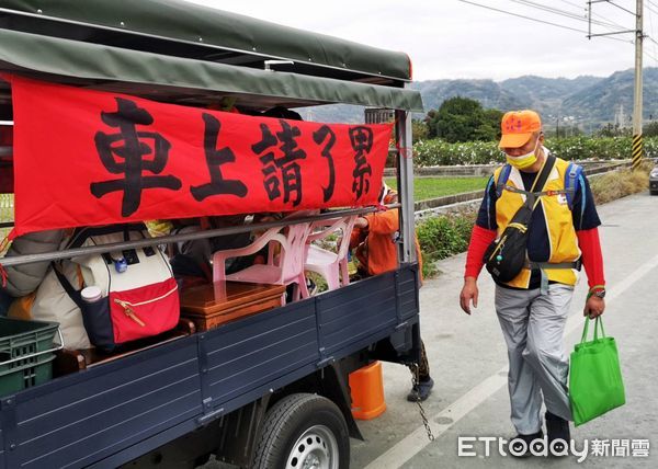 ▲▼             「粉紅超跑」白沙屯媽祖遶境，15萬名香燈腳共襄盛舉。（圖／記者黃彥傑攝）