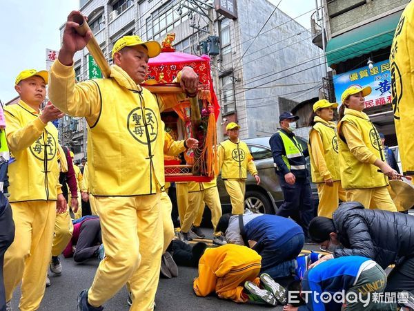 ▲▼             「粉紅超跑」白沙屯媽祖遶境，15萬名香燈腳共襄盛舉。（圖／記者黃彥傑攝）