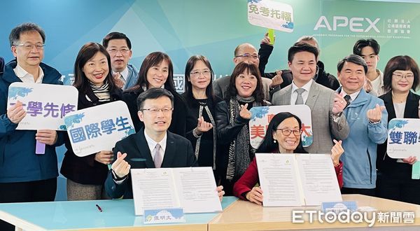 ▲新北市與美國加州峽谷大學國際學院合作，簽署國際線上學分GOL、學術英語IELP課程合作備忘錄。（圖／新北教育局提供）