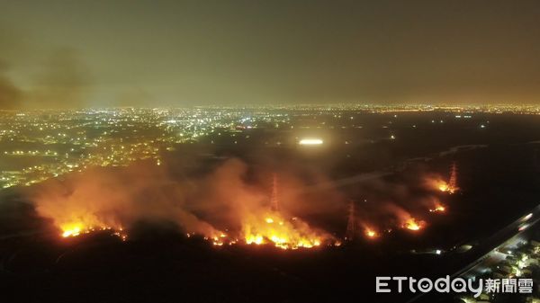 ▲台南官田區曾文溪河畔16日晚上發生野草火警，一條長長火龍延著曾文溪河畔肆虐著，危及台電電塔安全，南消第二大隊奮戰7小時，成功守護電塔安全。（圖／民眾提供，下同）