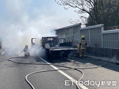 國1仁德路段火燒車　引擎起火濃煙狂竄...小貨車駕駛及時逃出