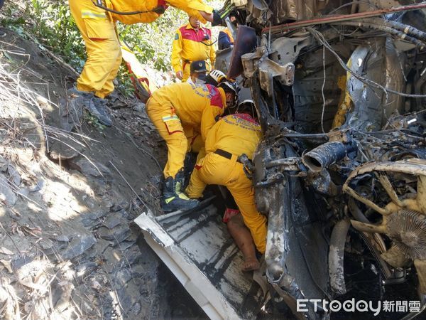 ▲▼消防隊出動7車14人前往協助駕駛脫困。（圖／記者吳世龍翻攝）