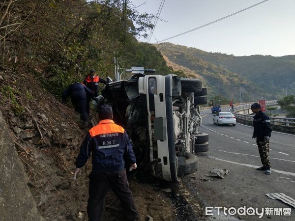 ▲▼消防隊出動7車14人前往協助駕駛脫困。（圖／記者吳世龍翻攝）