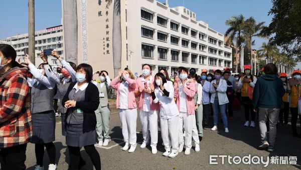 ▲▼      白沙屯媽經過媽祖醫院，醫護嗨爆       。（圖／記者黃彥傑攝）