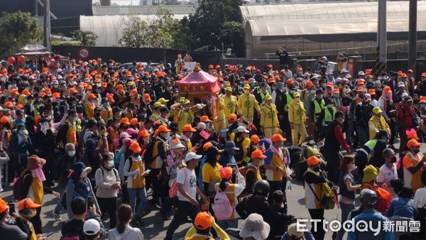 ▲▼      白沙屯媽經過媽祖醫院，醫護嗨爆       。（圖／記者黃彥傑攝）