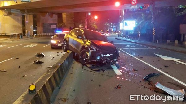 ▲凌晨特斯拉自撞分隔「車頭全毀」。（圖／記者郭世賢翻攝）