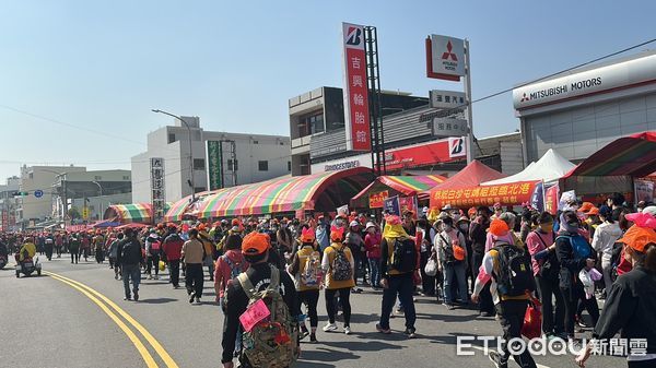 ▲▼白沙屯媽祖粉紅超跑最後一哩路，向北港朝天宮前進。（圖／記者許權毅攝）