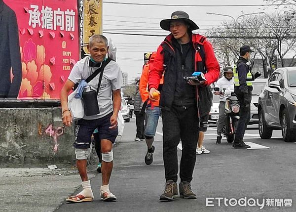 ▲▼黃老先生雙腿腿骨變形，但仍跟著白沙屯媽祖一起遶境。（圖／記者黃彥傑攝）