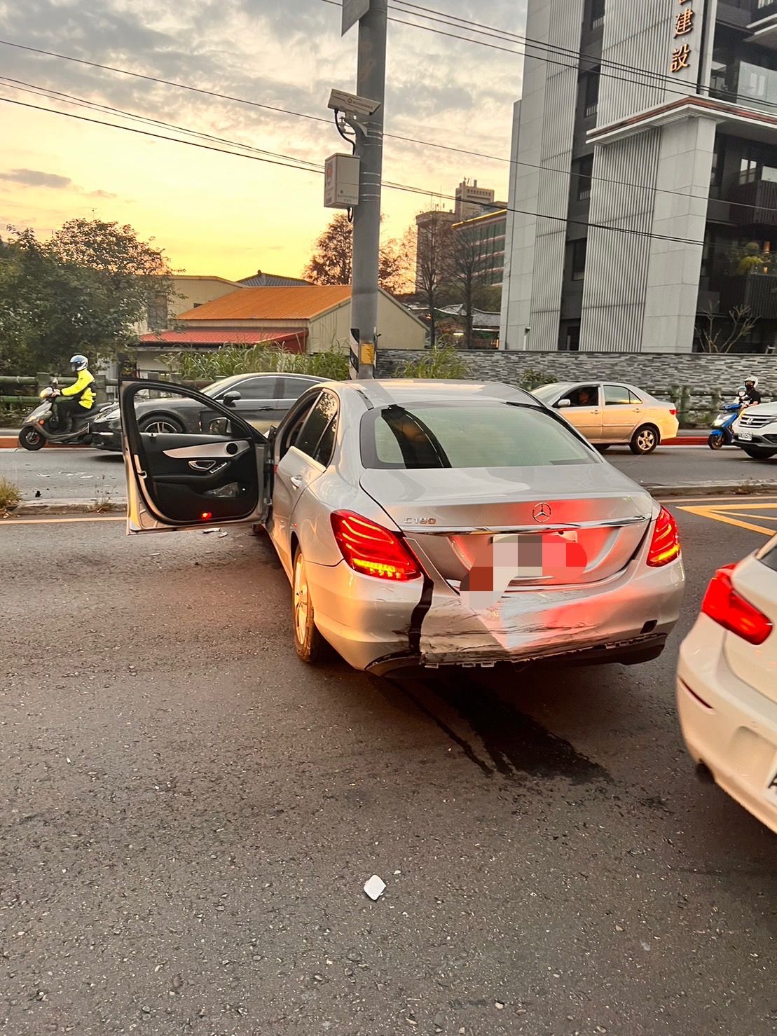 ▲▼快訊／賓士出自強隧道「撞路燈」車頭全毀　下班車潮大堵塞。（圖／記者黃宥寧翻攝）