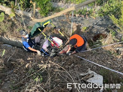騎電動車沿路賞花...他閃神栽進1米深水溝　消防人員急救援