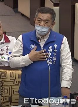 ▲南科九崴天然氣發電廠設置惹民怨，17日在台南市議會引爆，國民黨團議員舉著「用命發電」手板強烈表達反對。（圖／記者林悅翻攝，下同）