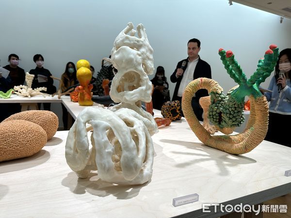 ▲▼台北市立美術館展出「未來身體：超自然雕塑」，33件超寫實、寫實雕塑作品，既驚悚又有奇特美感，探討「後人類時代」下的人體和生物的未來樣貌。（圖／記者林育綾攝）