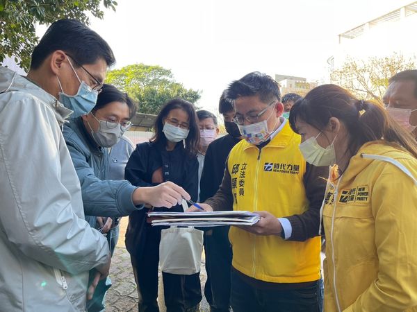 ▲邱顯智提建高旁2.4公頃閒地運用　竹市東區就學困難有望解決。（圖／時代力量新竹市黨部）