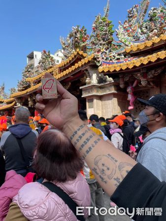 ▲▼暖爸背「一串毛孩照」陪白沙屯媽祖遶境140km　只為祈求這件事。（圖／飼主Xika提供）