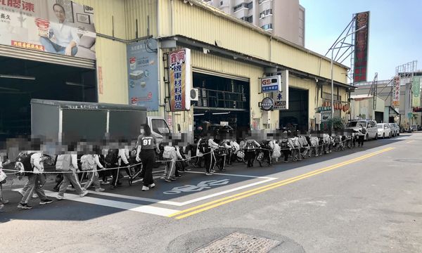 ▲▼高雄也有行人地獄！50幼童「拉繩隔出人行道」自保　心酸畫面曝光。（圖／翻攝臉書）