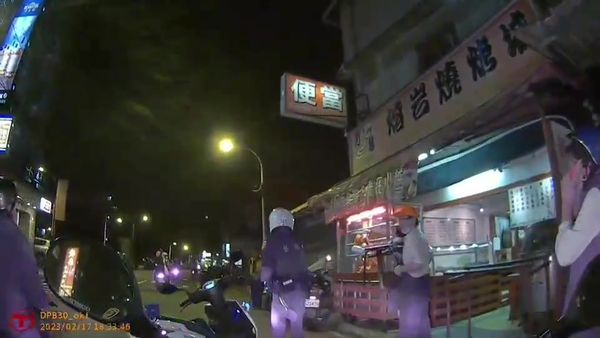 ▲▼中和一名醉漢先後搶劫滷味店、燒臘店，被警方逮捕時僅得手一把菜刀。（圖／記者游宗樺翻攝）