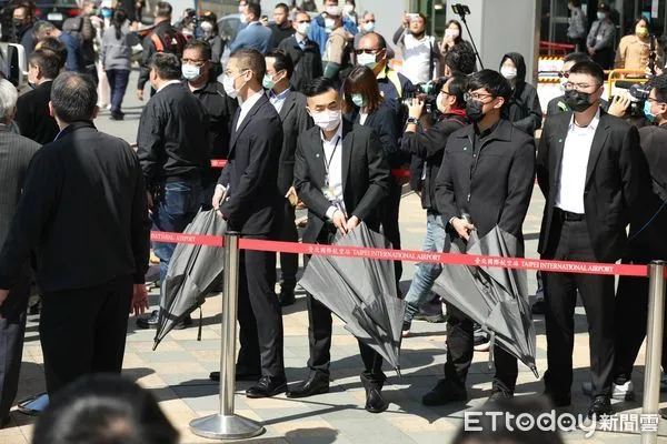 ▲▼ 上海台辦李驍東訪台，維安人員準備雨傘因應各種可能狀況。（圖／記者李毓康攝）