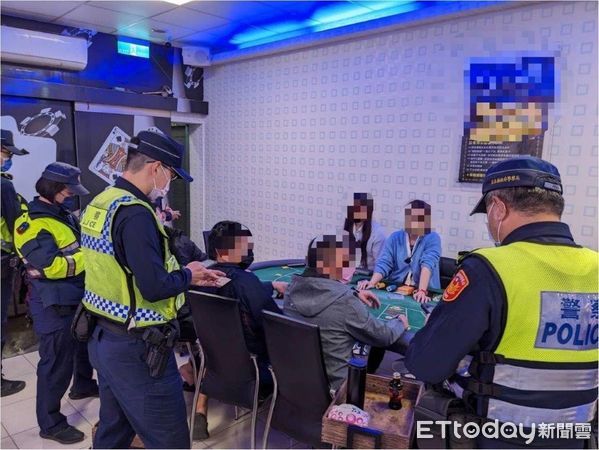 ▲東港警分局執行清源專案2.0及全國性擴大臨檢，查獲1通緝犯             。（圖／記者陳崑福翻攝，下同）