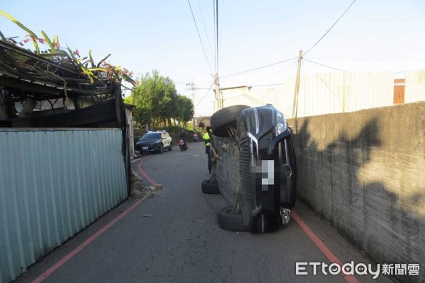 ▲▼太平區一條巷道路面突然縮減，汽車不慎側撞翻覆壓傷騎士。（圖／民眾提供，下同）