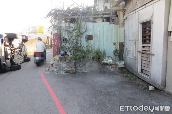 ▲▼太平區一條巷道路面突然縮減，汽車不慎側撞翻覆壓傷騎士。（圖／民眾提供，下同）