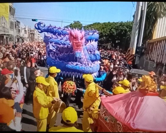 ▲芳苑國中舞龍隊香迎白沙屯媽祖。（圖／翻攝自白沙屯拱天宮）