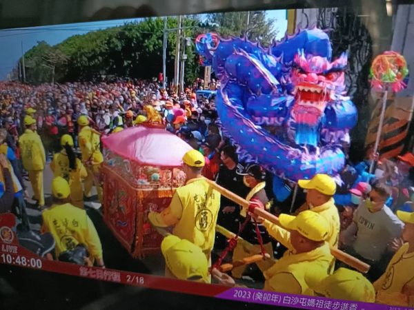 ▲芳苑國中舞龍隊香迎白沙屯媽祖。（圖／翻攝自白沙屯拱天宮）