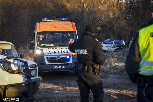 ▲▼保加利亞警方在首都索非亞附近發現一輛載有40名非法移民的貨櫃車，其中還有18人已死。（圖／CFP）