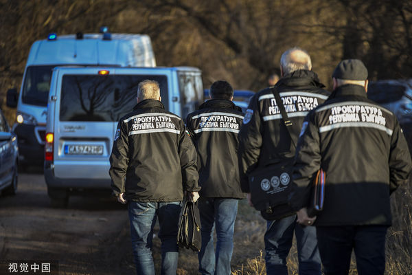 ▲▼保加利亞警方在首都索非亞附近發現一輛載有40名非法移民的貨櫃車，其中還有18人已死。（圖／CFP）